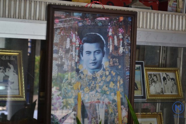 แฟนพันธุ์แท้ "มิตร ชัยบัญชา" ทำพิธีเซ่นไหว้ดวงวิญญาณ รำลึกครบรอบจากไป 46 ปี