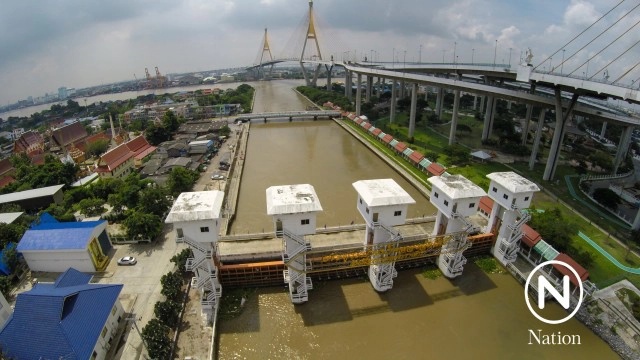 ภาพมุมสูง ปริมาณน้ำแม่น้ำเจ้าพระยา บริเวณประตูระบายน้ำคลองลัดโพธิ์