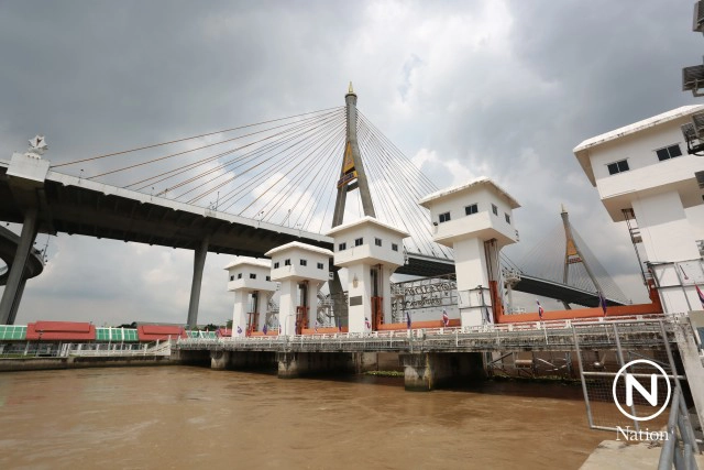 ภาพมุมสูง ปริมาณน้ำแม่น้ำเจ้าพระยา บริเวณประตูระบายน้ำคลองลัดโพธิ์