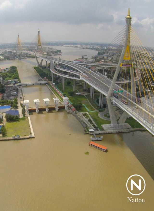 ภาพมุมสูง ปริมาณน้ำแม่น้ำเจ้าพระยา บริเวณประตูระบายน้ำคลองลัดโพธิ์