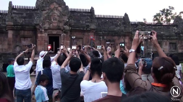นทท.นับร้อยชมแสงอาทิตย์ ส่องผ่าน 15 ประตู "ปราสาทพนมรุ้ง"