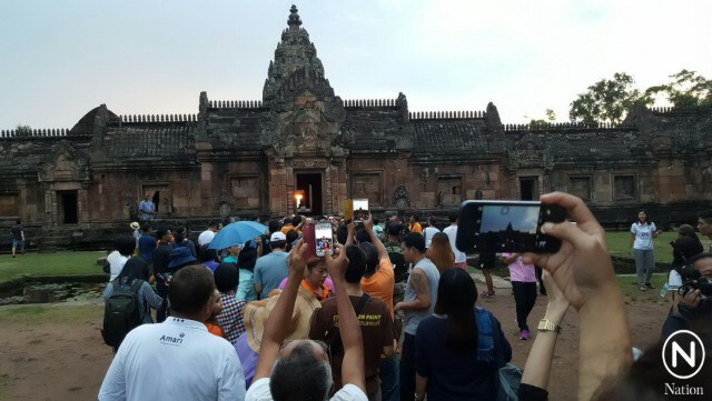 นทท.นับร้อยชมแสงอาทิตย์ ส่องผ่าน 15 ประตู "ปราสาทพนมรุ้ง"
