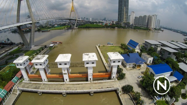 ภาพมุมสูง ปริมาณน้ำแม่น้ำเจ้าพระยา บริเวณประตูระบายน้ำคลองลัดโพธิ์