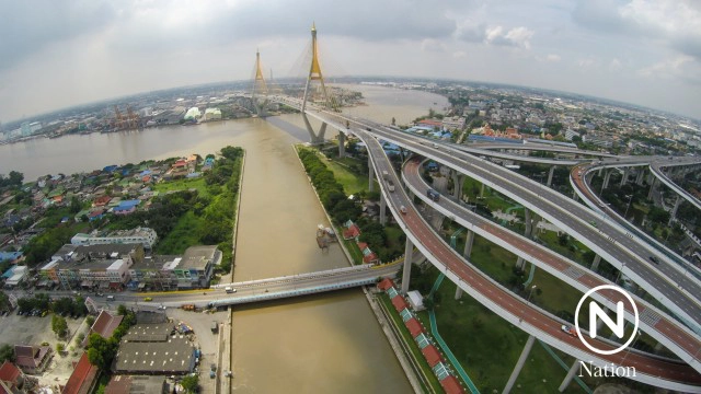 ภาพมุมสูง ปริมาณน้ำแม่น้ำเจ้าพระยา บริเวณประตูระบายน้ำคลองลัดโพธิ์
