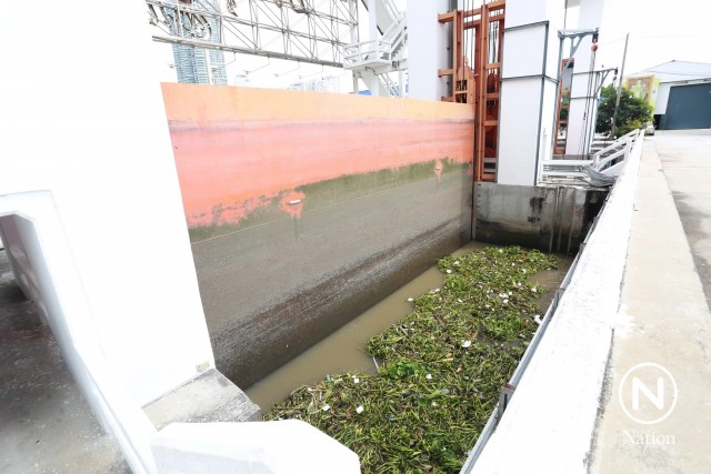 ภาพมุมสูง ปริมาณน้ำแม่น้ำเจ้าพระยา บริเวณประตูระบายน้ำคลองลัดโพธิ์