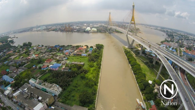ภาพมุมสูง ปริมาณน้ำแม่น้ำเจ้าพระยา บริเวณประตูระบายน้ำคลองลัดโพธิ์