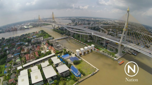 ภาพมุมสูง ปริมาณน้ำแม่น้ำเจ้าพระยา บริเวณประตูระบายน้ำคลองลัดโพธิ์