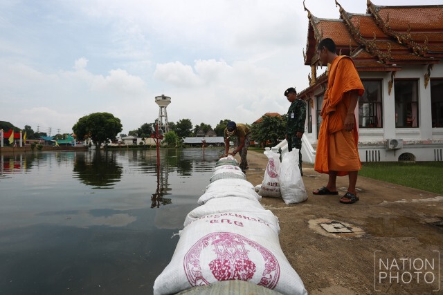 "วัดกษัตราธิราช"เสริมกระสอบทรายชั้นที่ 2
หลังน้ำล้นตลิ่ง ท่วมหน้าวัด