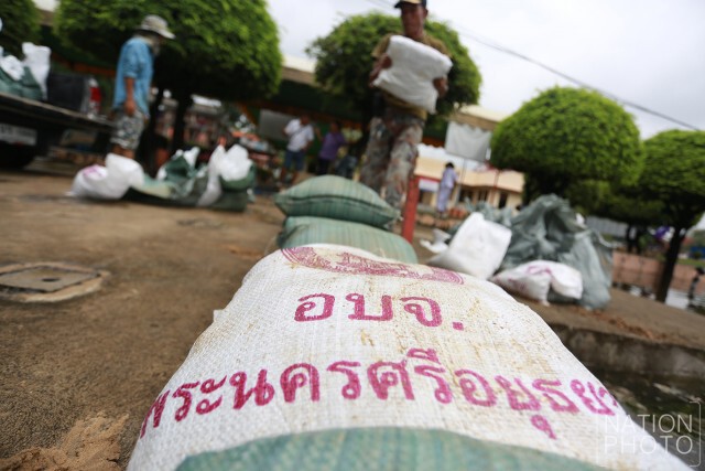 "วัดกษัตราธิราช"เสริมกระสอบทรายชั้นที่ 2
หลังน้ำล้นตลิ่ง ท่วมหน้าวัด