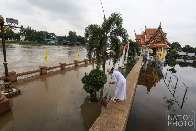 "วัดกษัตราธิราช"เสริมกระสอบทรายชั้นที่ 2
หลังน้ำล้นตลิ่ง ท่วมหน้าวัด