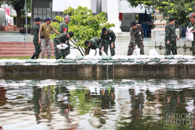 "วัดกษัตราธิราช"เสริมกระสอบทรายชั้นที่ 2
หลังน้ำล้นตลิ่ง ท่วมหน้าวัด