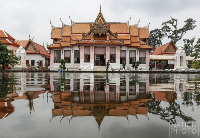 "วัดกษัตราธิราช"เสริมกระสอบทรายชั้นที่ 2
หลังน้ำล้นตลิ่ง ท่วมหน้าวัด