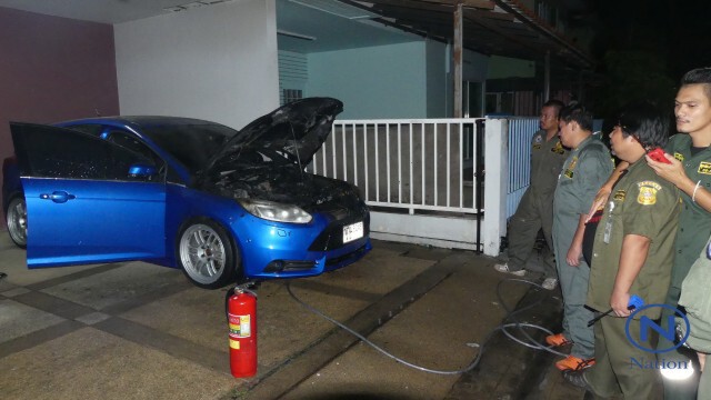 เก๋ง"ฟอร์ด"ไฟลัดวงจรไหม้ห้องเครื่อง
เคราะห์ดี! เพื่อนบ้านช่วยดับทัน หวั่นไหม้บ้าน