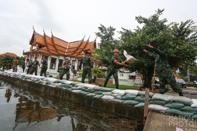"วัดกษัตราธิราช"เสริมกระสอบทรายชั้นที่ 2
หลังน้ำล้นตลิ่ง ท่วมหน้าวัด