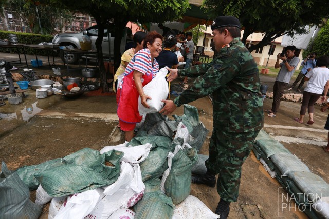 "วัดกษัตราธิราช"เสริมกระสอบทรายชั้นที่ 2
หลังน้ำล้นตลิ่ง ท่วมหน้าวัด