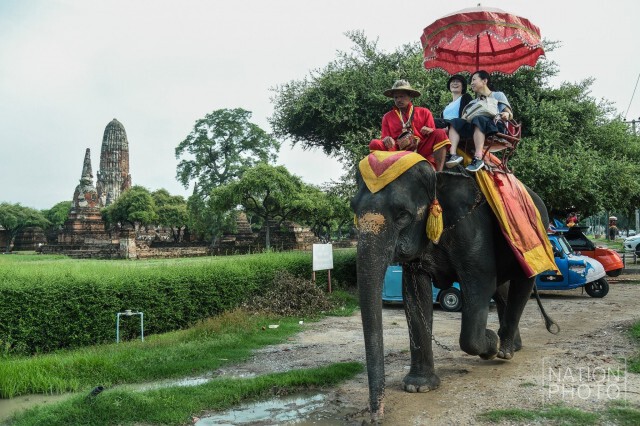 นทท.ยังคงมาเยี่ยมชมโบราณสถาน แม้อยุธยามีความเสี่ยงน้ำท่วม