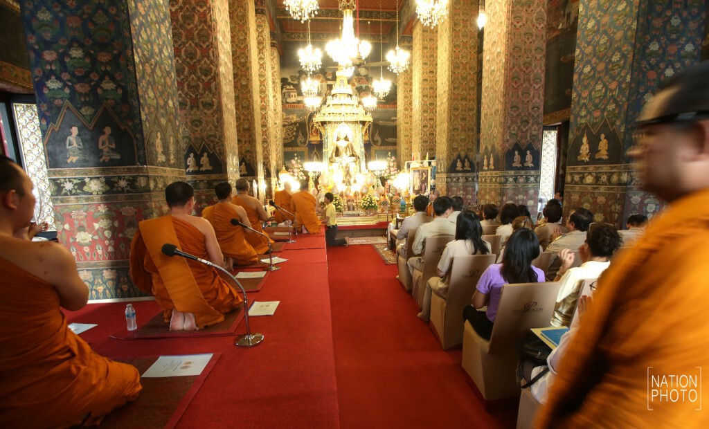 พสกนิกรชาวไทย สวดมนต์ถวายพระพร พระบาทสมเด็จพระเจ้าอยู่หัว พสกนิกรชาวไทย สวดมนต์ถวายพระพร พระบาทสมเด็จพระเจ้าอยู่หัว