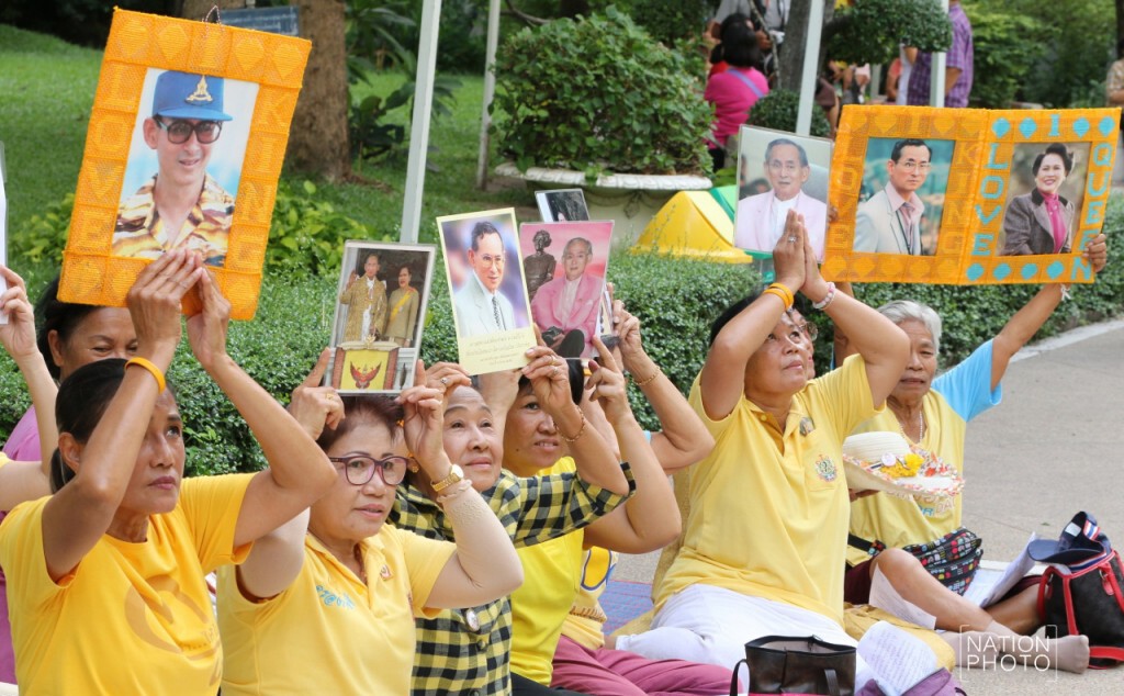 ปชช.สวดมนต์ถวายพระพร "ในหลวง-ราชินี" ปชช.สวดมนต์ถวายพระพร "ในหลวง-ราชินี"