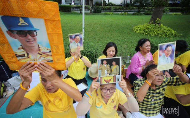 ปชช.สวดมนต์ถวายพระพร "ในหลวง-ราชินี"