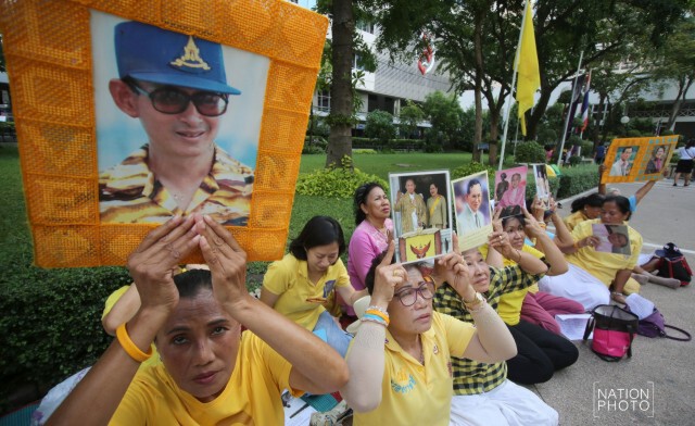 ปชช.สวดมนต์ถวายพระพร "ในหลวง-ราชินี"