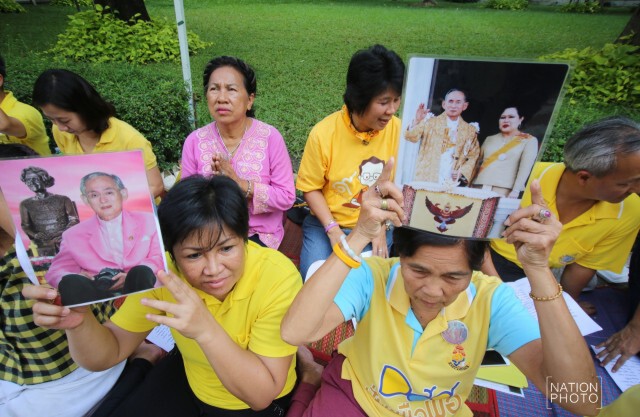 ปชช.สวดมนต์ถวายพระพร "ในหลวง-ราชินี"