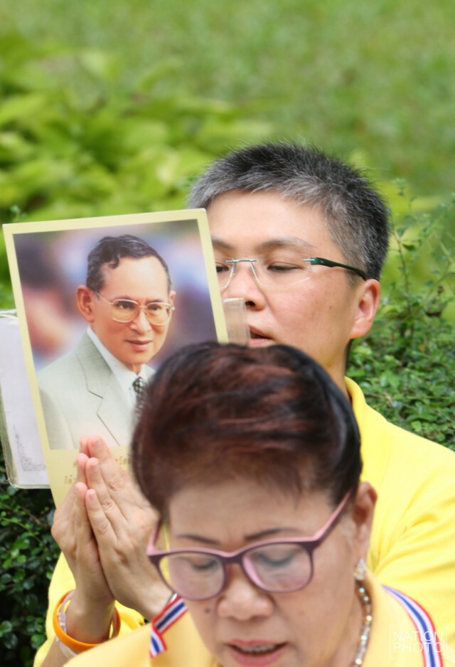 ปชช.สวดมนต์ถวายพระพร "ในหลวง-ราชินี"
