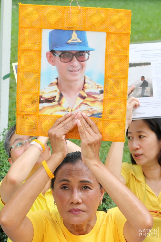 ปชช.สวดมนต์ถวายพระพร "ในหลวง-ราชินี"