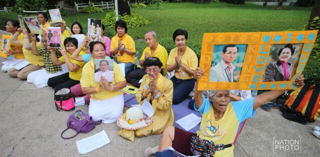 ปชช.สวดมนต์ถวายพระพร "ในหลวง-ราชินี"