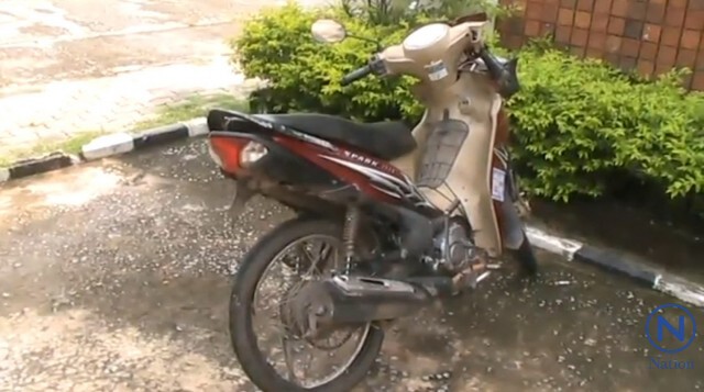 ชาวบ้านโวย!
รอแห่ศพประจาน
หลังถูกตร.ซิ่งเก๋งชนลูก 8 ขวบดับ
ไม่มีใครรับผิดชอบ