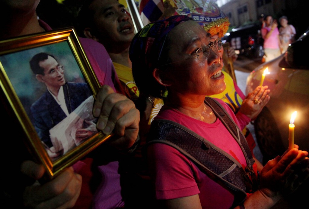 กลุ่มนักวิ่งรวมตัวมารพ.ศิริราช จุดเทียนชัยถวายพระพรในหลวง ให้ทรงหายประชวร กลุ่มนักวิ่งรวมตัวมารพ.ศิริราช จุดเทียนชัยถวายพระพรในหลวง ให้ทรงหายประชวร