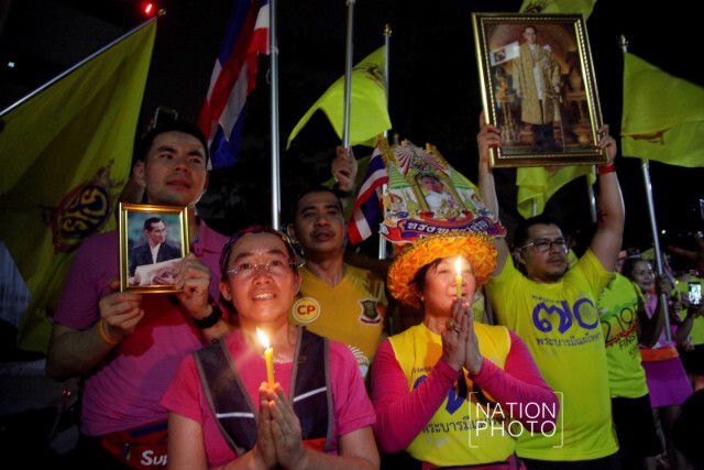 กลุ่มนักวิ่งรวมตัวมารพ.ศิริราช จุดเทียนชัยถวายพระพรในหลวง ให้ทรงหายประชวร
