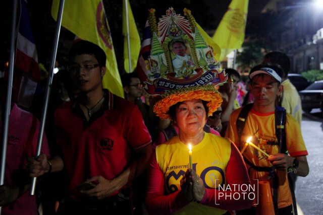 กลุ่มนักวิ่งรวมตัวมารพ.ศิริราช จุดเทียนชัยถวายพระพรในหลวง ให้ทรงหายประชวร