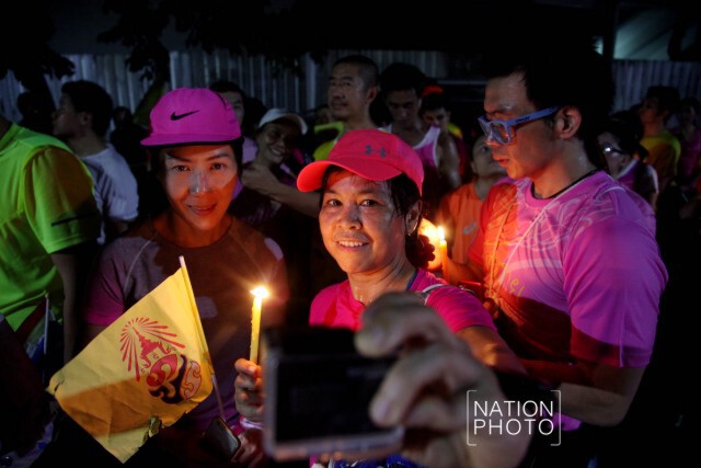 กลุ่มนักวิ่งรวมตัวมารพ.ศิริราช จุดเทียนชัยถวายพระพรในหลวง ให้ทรงหายประชวร