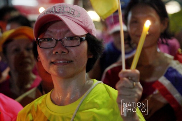 กลุ่มนักวิ่งรวมตัวมารพ.ศิริราช จุดเทียนชัยถวายพระพรในหลวง ให้ทรงหายประชวร