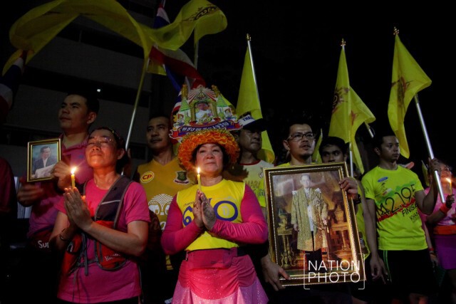 กลุ่มนักวิ่งรวมตัวมารพ.ศิริราช จุดเทียนชัยถวายพระพรในหลวง ให้ทรงหายประชวร