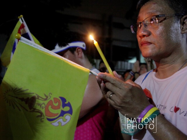 กลุ่มนักวิ่งรวมตัวมารพ.ศิริราช จุดเทียนชัยถวายพระพรในหลวง ให้ทรงหายประชวร