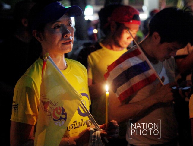 กลุ่มนักวิ่งรวมตัวมารพ.ศิริราช จุดเทียนชัยถวายพระพรในหลวง ให้ทรงหายประชวร
