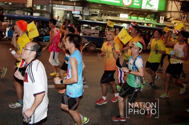 กลุ่มนักวิ่งรวมตัวมารพ.ศิริราช จุดเทียนชัยถวายพระพรในหลวง ให้ทรงหายประชวร