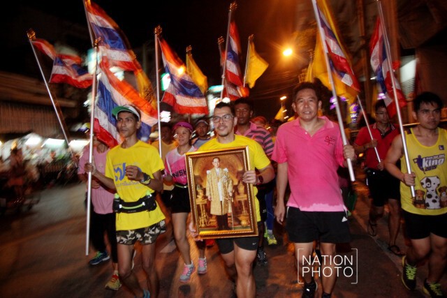 กลุ่มนักวิ่งรวมตัวมารพ.ศิริราช จุดเทียนชัยถวายพระพรในหลวง ให้ทรงหายประชวร