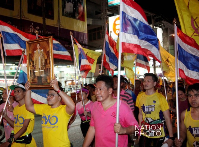 กลุ่มนักวิ่งรวมตัวมารพ.ศิริราช จุดเทียนชัยถวายพระพรในหลวง ให้ทรงหายประชวร