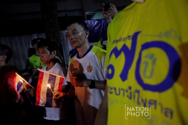 กลุ่มนักวิ่งรวมตัวมารพ.ศิริราช จุดเทียนชัยถวายพระพรในหลวง ให้ทรงหายประชวร
