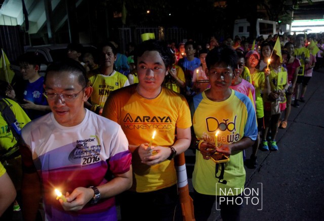 กลุ่มนักวิ่งรวมตัวมารพ.ศิริราช จุดเทียนชัยถวายพระพรในหลวง ให้ทรงหายประชวร