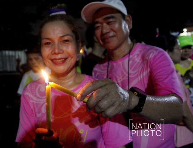 กลุ่มนักวิ่งรวมตัวมารพ.ศิริราช จุดเทียนชัยถวายพระพรในหลวง ให้ทรงหายประชวร