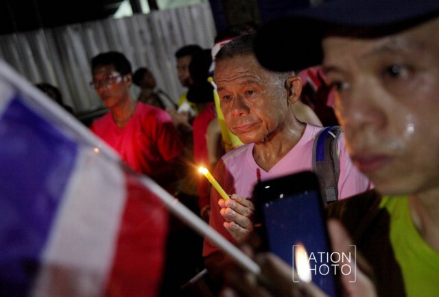 กลุ่มนักวิ่งรวมตัวมารพ.ศิริราช จุดเทียนชัยถวายพระพรในหลวง ให้ทรงหายประชวร