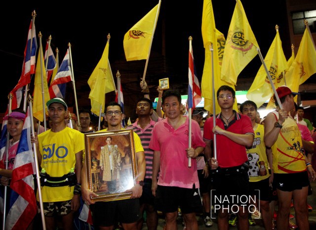 กลุ่มนักวิ่งรวมตัวมารพ.ศิริราช จุดเทียนชัยถวายพระพรในหลวง ให้ทรงหายประชวร