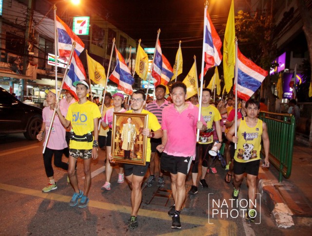 กลุ่มนักวิ่งรวมตัวมารพ.ศิริราช จุดเทียนชัยถวายพระพรในหลวง ให้ทรงหายประชวร