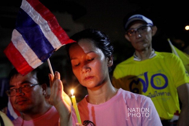กลุ่มนักวิ่งรวมตัวมารพ.ศิริราช จุดเทียนชัยถวายพระพรในหลวง ให้ทรงหายประชวร