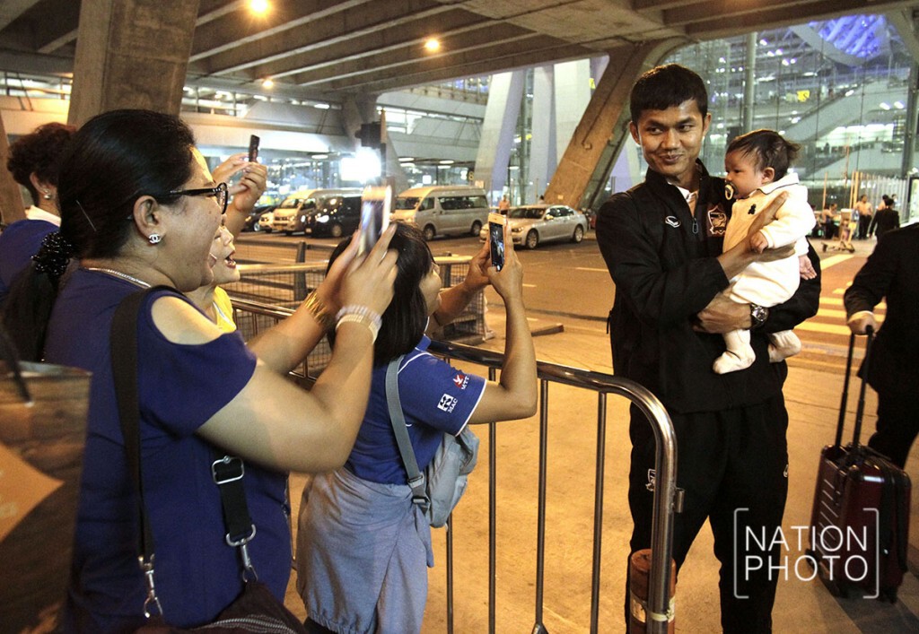 ภาพชุด นักเตะทีมชาติไทย เดินทางกลับจากประเทศอิหร่าน ภาพชุด นักเตะทีมชาติไทย เดินทางกลับจากประเทศอิหร่าน