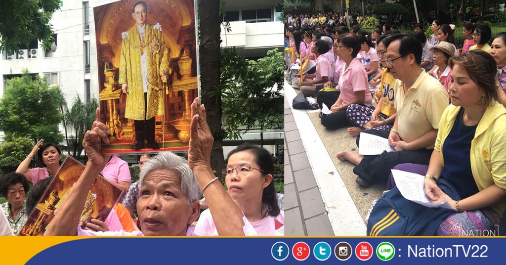 ปชช.พร้อมใจ สวดมนต์ถวายพระพร "ในหลวง" ปชช.พร้อมใจ สวดมนต์ถวายพระพร "ในหลวง"