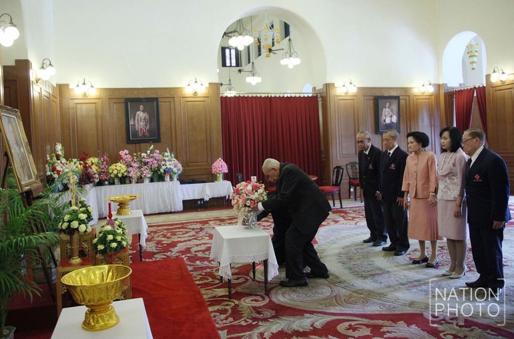 พสกนิกรร่วมลงนามถวายพระพรในหลวง ให้ทรงหายจากพระอาการประชวร พสกนิกรร่วมลงนามถวายพระพรในหลวง ให้ทรงหายจากพระอาการประชวร